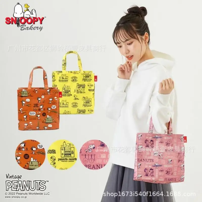 Новая сумка-тоут Kawai Snoopy с мультяшным принтом, милая маленькая сумка для обеда, сумка для бенто, портативная вместительная сумка через плечо, вместительная сумка-тоут
Новая сумка-тоут Kawai Snoopy с мультяшным принтом, милая маленькая сумка для обеда, сумка для бенто, портативная вместительная сумка через плечо, вместительная сумка-тоут