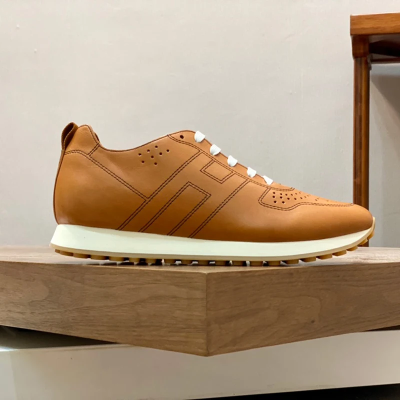 

The upper of 2022 new series men's sports shoes is made of imported cow leather, which has a very layered leather lining.