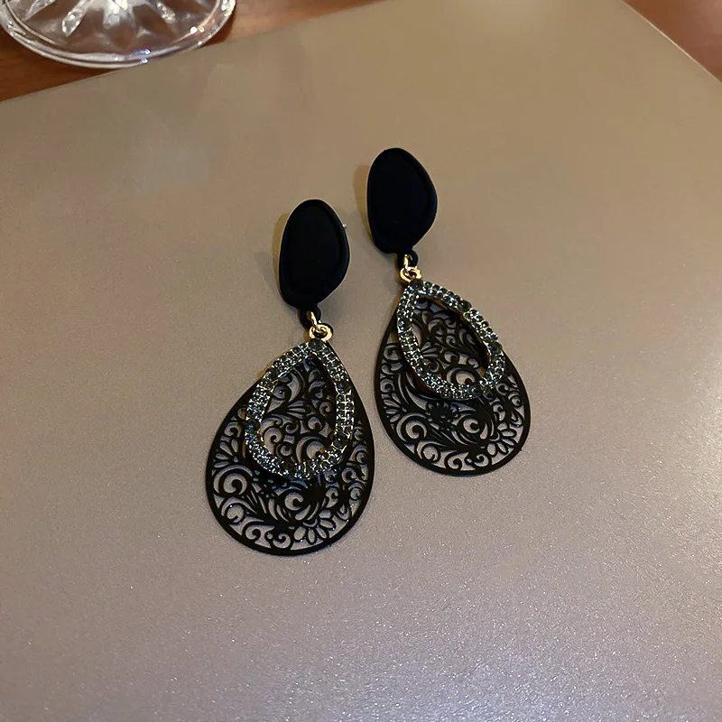 French Hot Selling Romantic Hong Kong Style Classic Temperament Black Spray Paint Hollow Retro Pattern Water Drop Earrings
French Hot Selling Romantic Hong Kong Style Classic Temperament Black Spray Paint Hollow Retro Pattern Water Drop Earrings