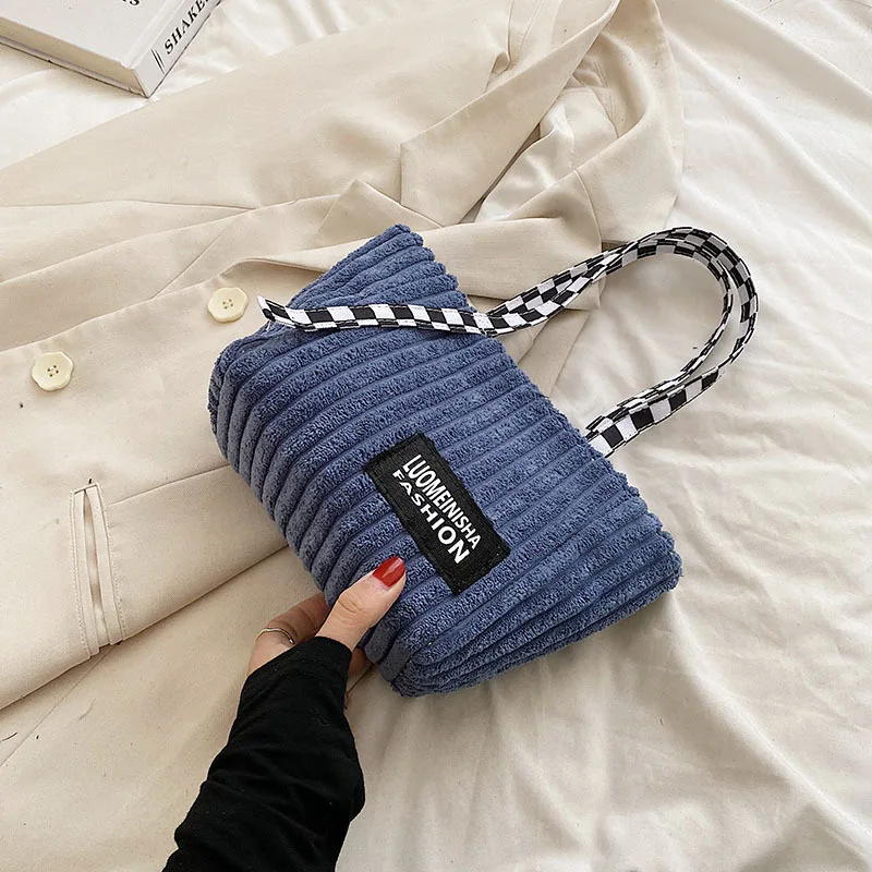 Простая модная женская сумка на осень и зиму 2022, трендовая сумка, сумки на плечо, простая и игривая Высококачественная женская сумка
Простая модная женская сумка на осень и зиму 2022, трендовая сумка, сумки на плечо, простая и игривая Высококачественная женская сумка