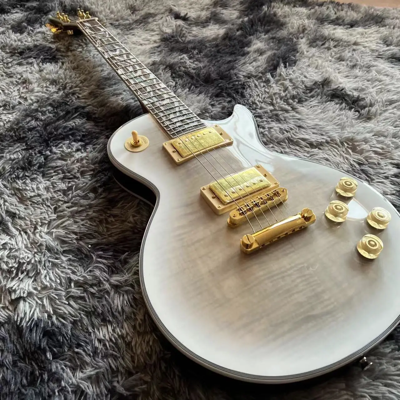 Electric Guitar Tune-o-Matic Bridge Tiger Flame Top Rosewood Fingerboard
Electric Guitar Tune-o-Matic Bridge Tiger Flame Top Rosewood Fingerboard