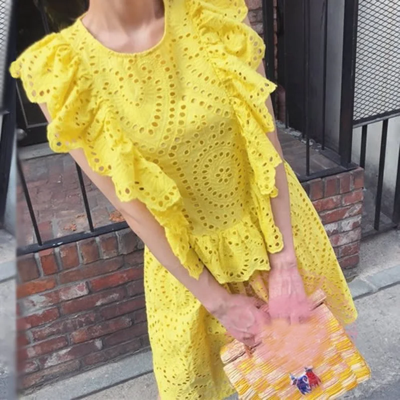 Фото Женское ажурное платье с круглым вырезом желтое Хлопковое коротким