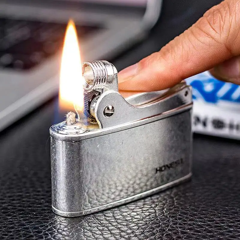 Eerlijk Gegroefde Messing Druk Ontsteking Kerosine Lichter Retro Mechanische Benzine Aansteker Sigaar Accessoire Gift Speciale
Eerlijk Gegroefde Messing Druk Ontsteking Kerosine Lichter Retro Mechanische Benzine Aansteker Sigaar Accessoire Gift Speciale