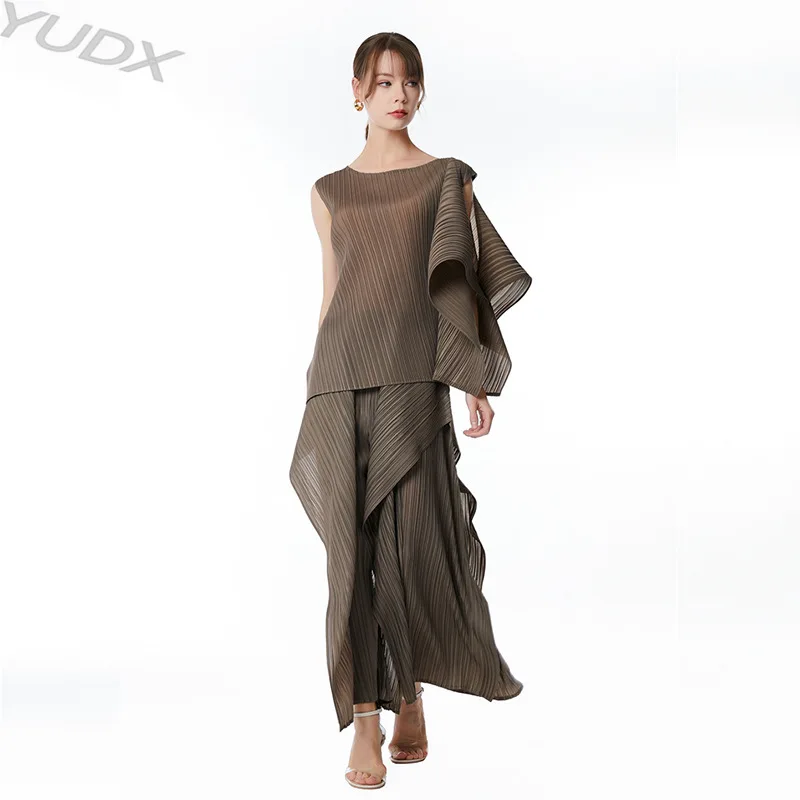 YUDX Miyake Pleated Asymmetric Top Slim Vest Women's Set 2023 Summer New Casual Solid Color Top + Wide Leg Pants Two Piece Set
YUDX Miyake Pleated Asymmetric Top Slim Vest Women's Set 2023 Summer New Casual Solid Color Top + Wide Leg Pants Two Piece Set