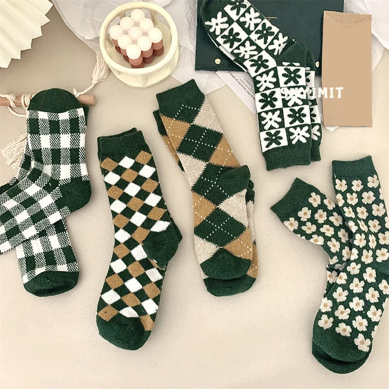 Зимние новые товары, зеленые шерстяные носки, женские индивидуальные женские носки-трубы, модные утепленные теплые женские носки для дома
Зимние новые товары, зеленые шерстяные носки, женские индивидуальные женские носки-трубы, модные утепленные теплые женские носки для дома