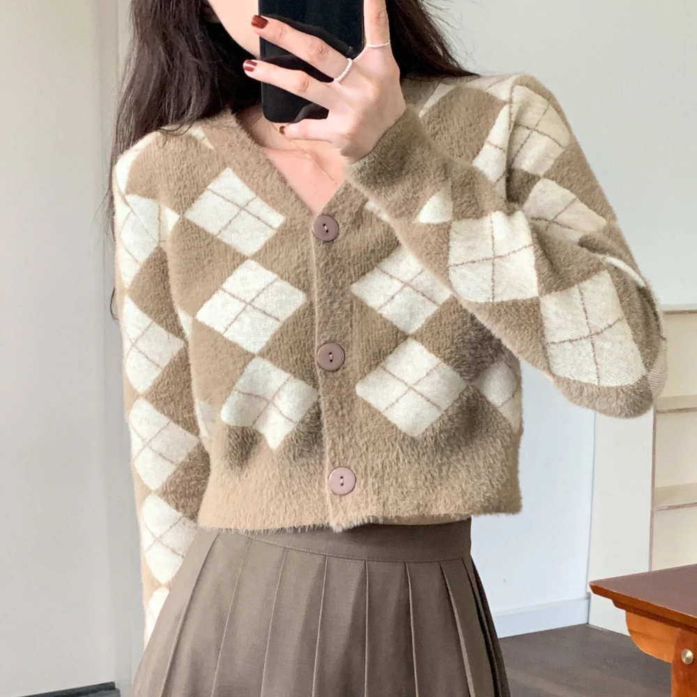 2022 New Autumn Long Sleeve Slim Knitted Short Cardigan Women Fashion V-neck Argyle Cardigans Coats Female Retro Sweater
2022 New Autumn Long Sleeve Slim Knitted Short Cardigan Women Fashion V-neck Argyle Cardigans Coats Female Retro Sweater