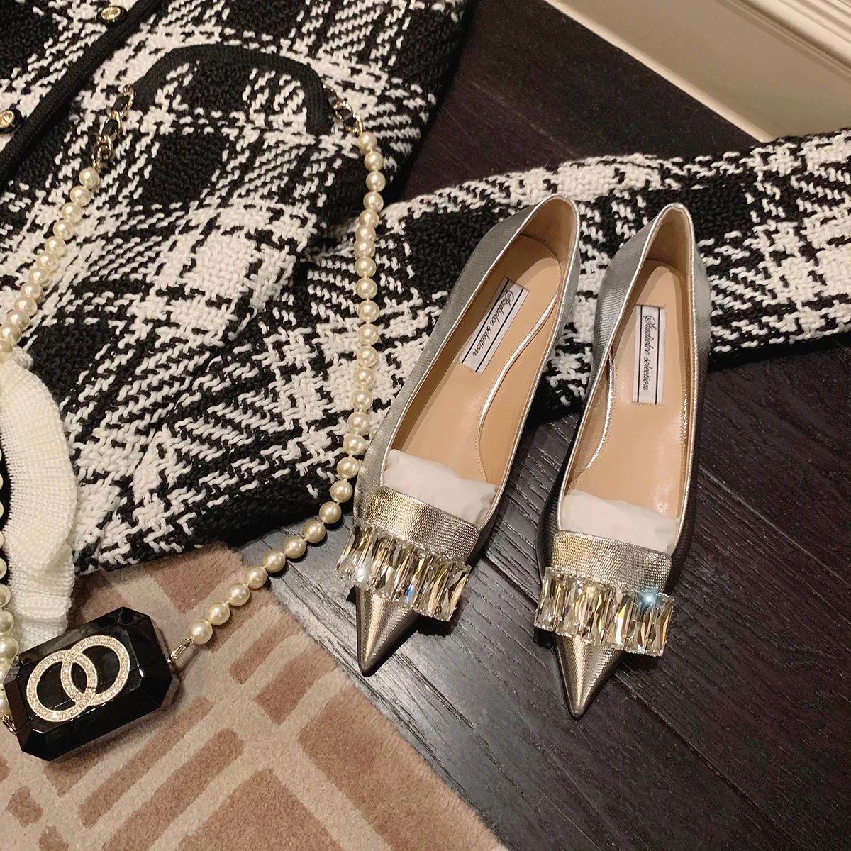 Crystal Poinyed Toe Slip-on Shoes Fashion Women Summer Casual Cover Heel Flats Soft Sole Buckle Strap Zapatos Mujer
Crystal Poinyed Toe Slip-on Shoes Fashion Women Summer Casual Cover Heel Flats Soft Sole Buckle Strap Zapatos Mujer