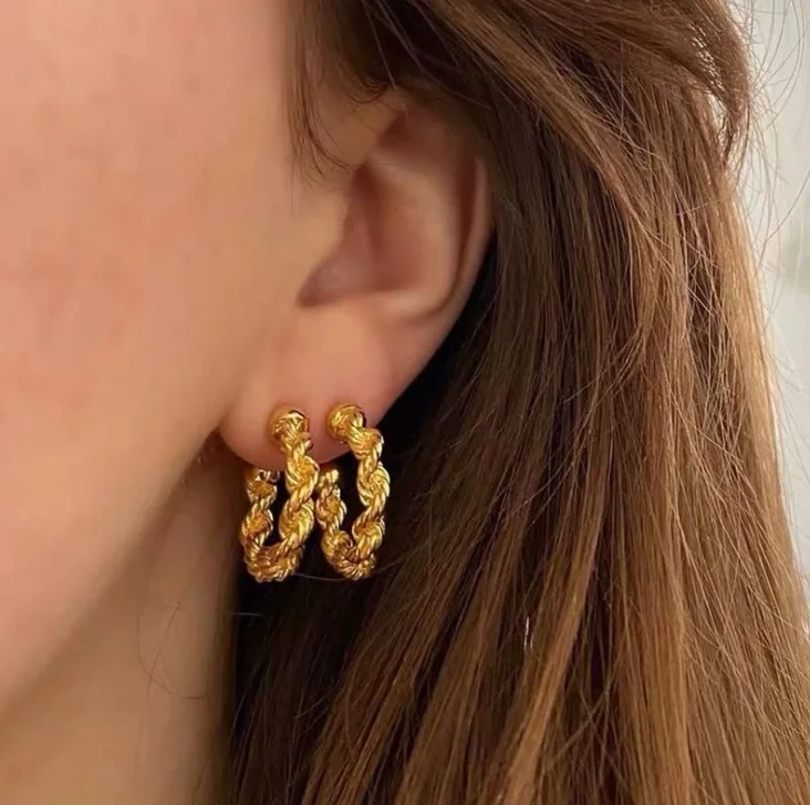 Twist earrings female C-shaped earrings temperament net red explosion style all-match simple trend high-end women's earrings
Twist earrings female C-shaped earrings temperament net red explosion style all-match simple trend high-end women's earrings