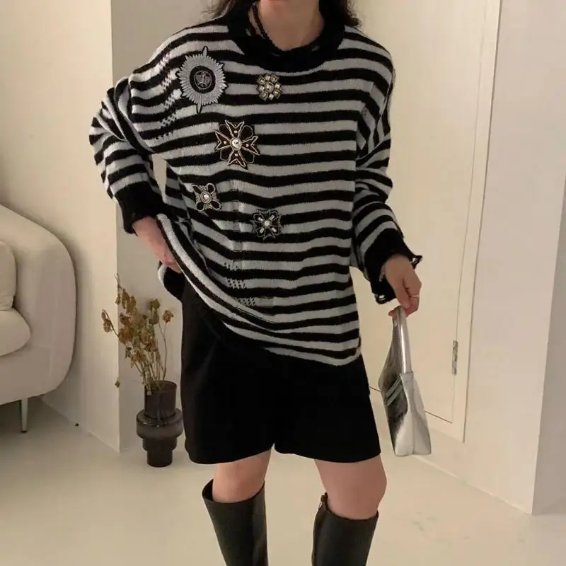 Women's Brand Striped Sweater Fashion Beaded Brooch Design Luxury Pullover Long Sleeve Loose Knit Sweater Pullover 2023 New
Women's Brand Striped Sweater Fashion Beaded Brooch Design Luxury Pullover Long Sleeve Loose Knit Sweater Pullover 2023 New