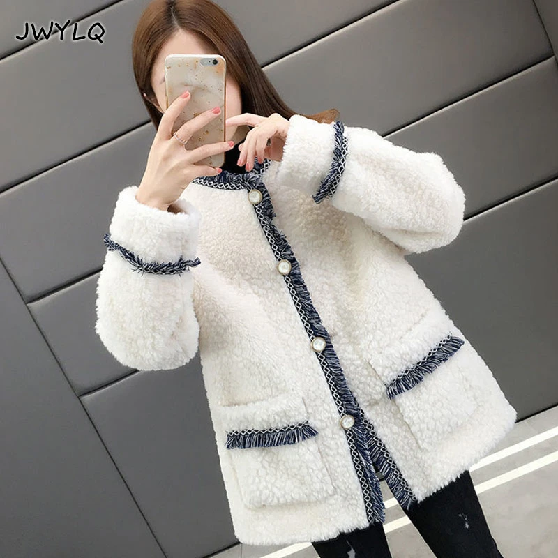 Winter Lambswool Thicken Jackets Woman V-neck Solid Color Stitching Coats Plush Soft Warm Outwear Casual Loose Long Sleeve Tops
Winter Lambswool Thicken Jackets Woman V-neck Solid Color Stitching Coats Plush Soft Warm Outwear Casual Loose Long Sleeve Tops