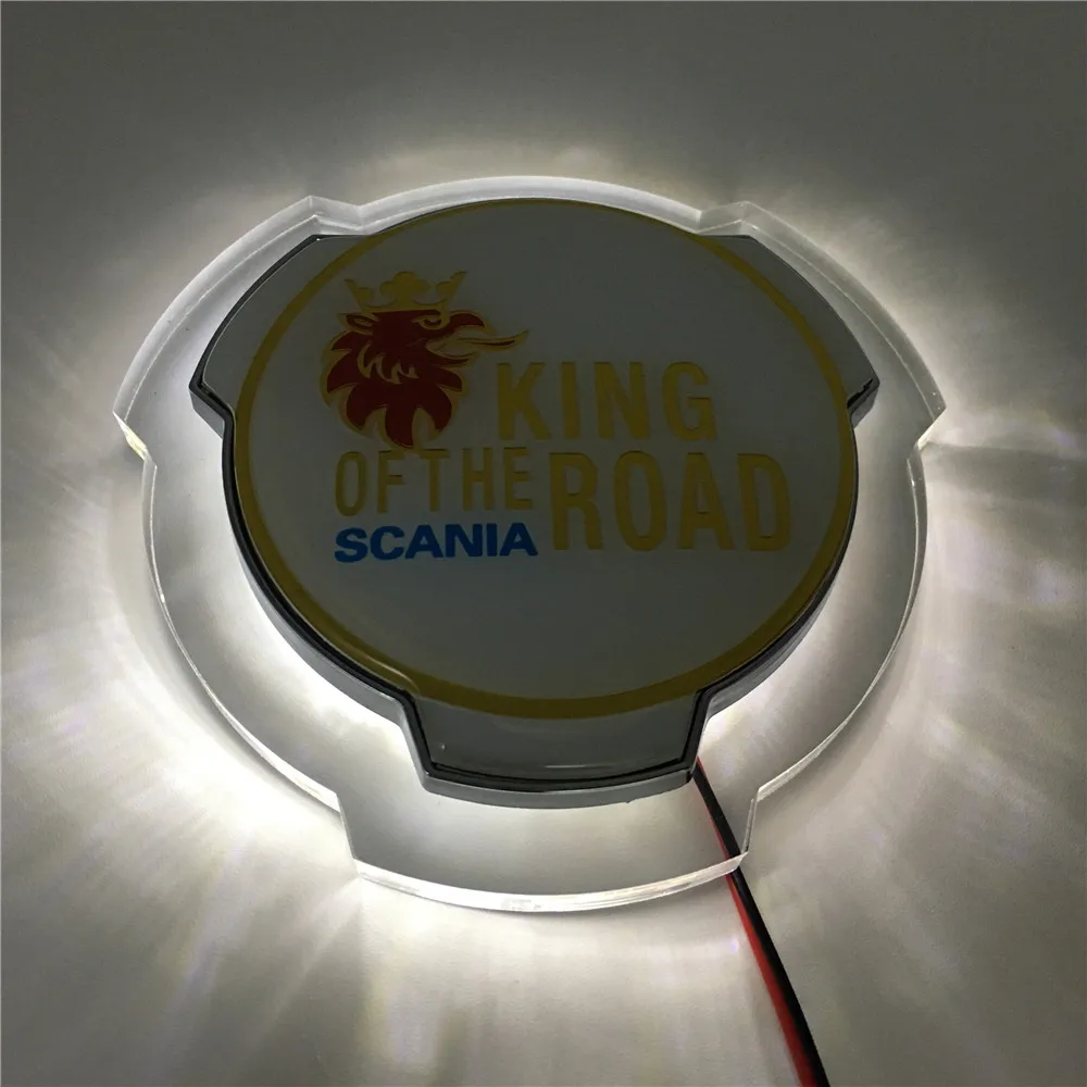 1 значок на эмблему передней решетки радиатора Scania King Of The Road Truck с белой светодиодной лентой 24 В 
1 значок на эмблему передней решетки радиатора Scania King Of The Road Truck с белой светодиодной лентой 24 В