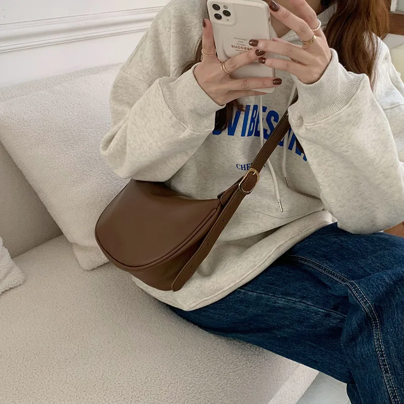 2023 New Fashion Casual Black Shoulder Crossbody Bag Versatile Dumpling Women's PU Bags Luxury Designer Brand
2023 New Fashion Casual Black Shoulder Crossbody Bag Versatile Dumpling Women's PU Bags Luxury Designer Brand