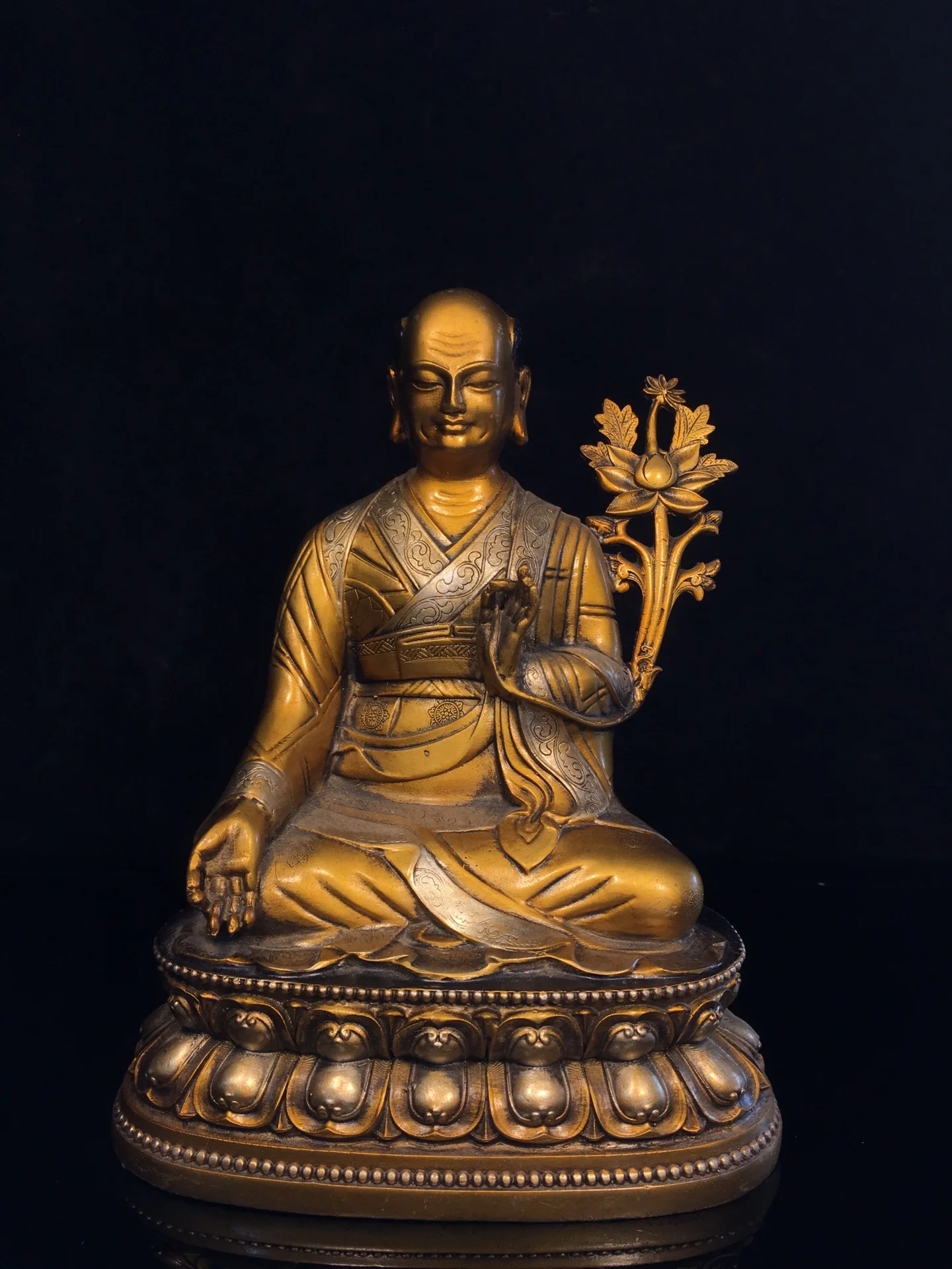 9"Tibet Temple Collection Old Bronze Painted Gilding Guru Buddhist teacher Tibetan Buddha Lotus stage Worship Hall Town house
9"Tibet Temple Collection Old Bronze Painted Gilding Guru Buddhist teacher Tibetan Buddha Lotus stage Worship Hall Town house