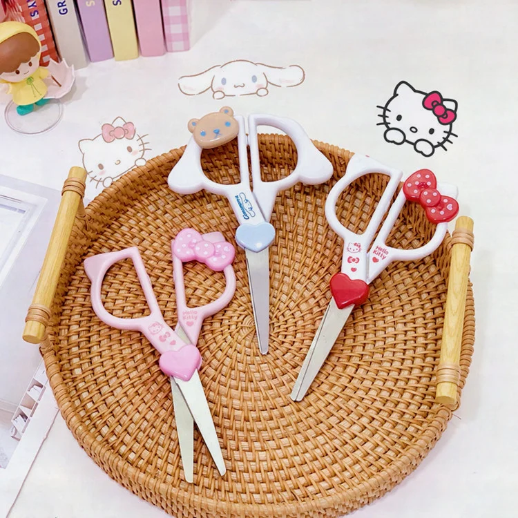 Sanrio милые Мультяшные ножницы Kitty Cinnamoroll офисные студенческие ручные ножницы из нержавеющей стали для резки Бесплатная доставка
Sanrio милые Мультяшные ножницы Kitty Cinnamoroll офисные студенческие ручные ножницы из нержавеющей стали для резки Бесплатная доставка