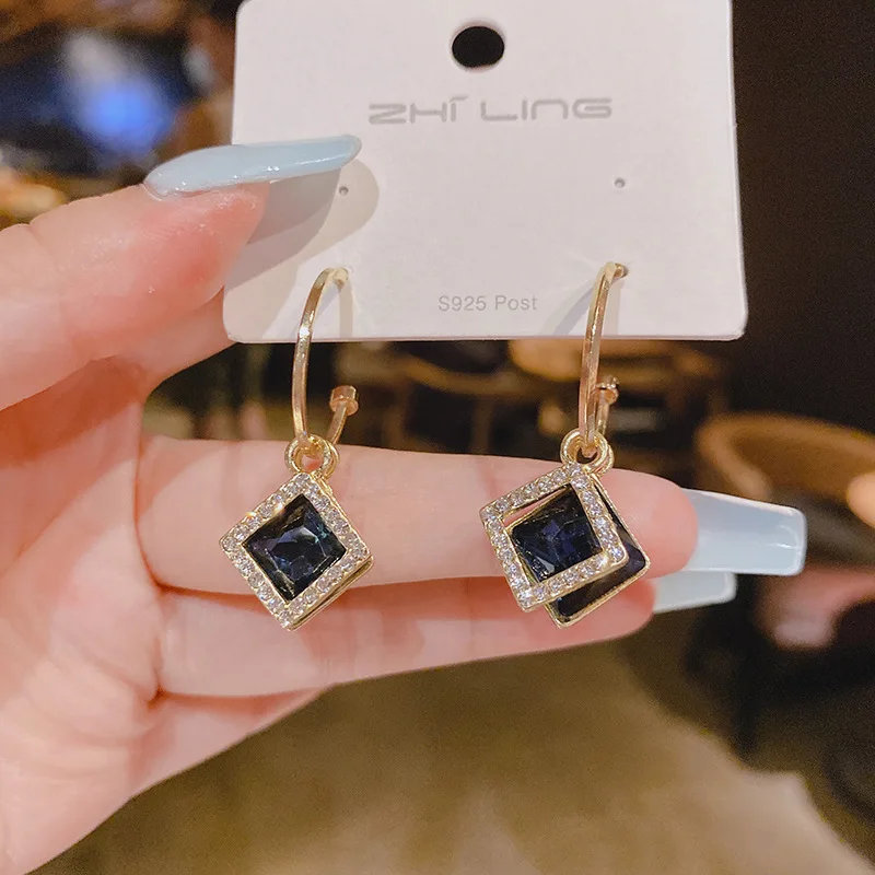 S925 Silver Needle 2022 new women's crystal earrings red blue square temperament earrings women's fashion jewelry
S925 Silver Needle 2022 new women's crystal earrings red blue square temperament earrings women's fashion jewelry