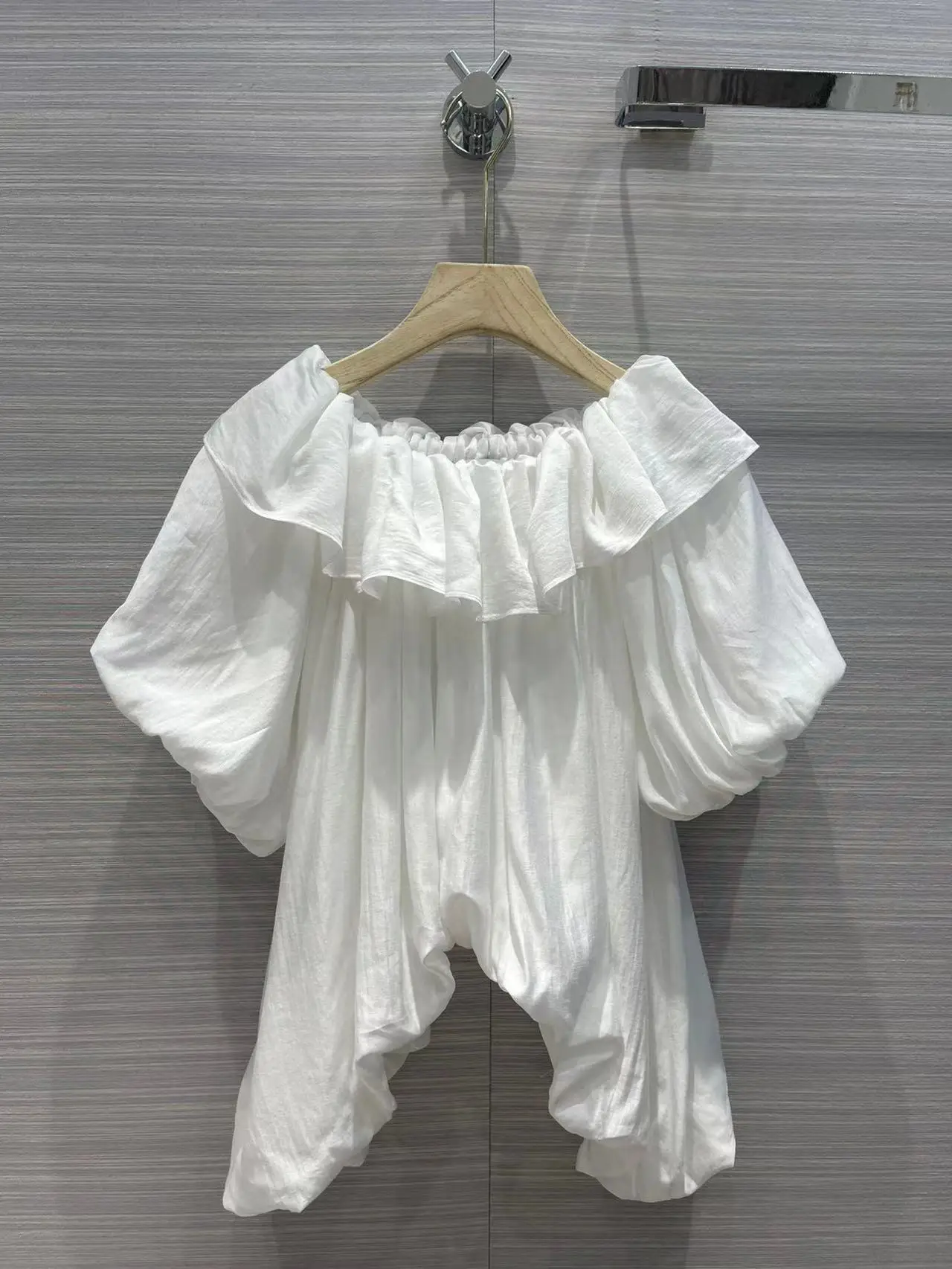Fashion Luxury Blouse 2022 Summer Spring New Design Women Runway White High Quality Slash Neck Ruffles Collar Blouse
Fashion Luxury Blouse 2022 Summer Spring New Design Women Runway White High Quality Slash Neck Ruffles Collar Blouse