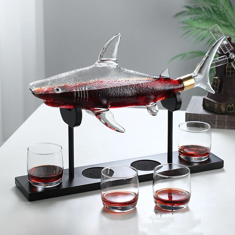 Novelty 1000ML shark shaped design barware whiskey decanter with 4 Pcs old fashioned whiskey glass and wooden base
Novelty 1000ML shark shaped design barware whiskey decanter with 4 Pcs old fashioned whiskey glass and wooden base