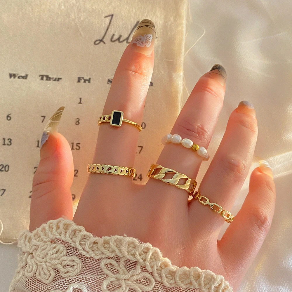 KISSWIFE Punk Y2K Metal Rings Set For Women Girls Gold Color Pearl Square Chain Finger Rings Trend Jewelry Female Party 2022 New
KISSWIFE Punk Y2K Metal Rings Set For Women Girls Gold Color Pearl Square Chain Finger Rings Trend Jewelry Female Party 2022 New