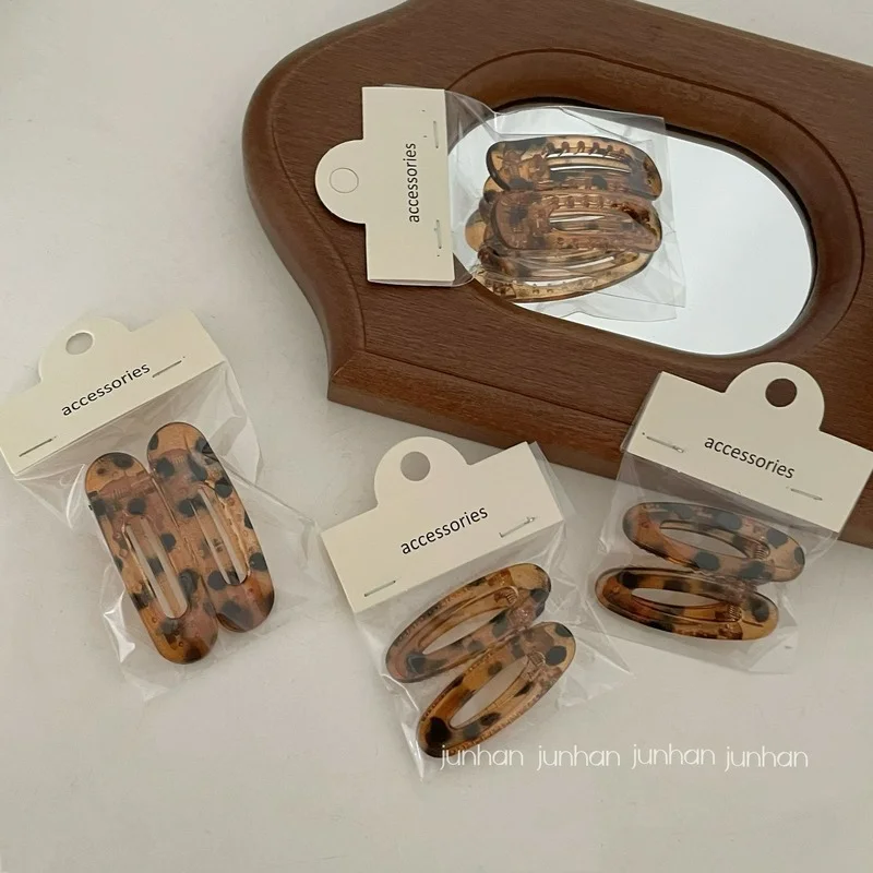 Two-piece retro tortoiseshell color hair clip edge clip temperament hollow arc oval water drop duckbill clip bangs clip Korea 
Two-piece retro tortoiseshell color hair clip edge clip temperament hollow arc oval water drop duckbill clip bangs clip Korea