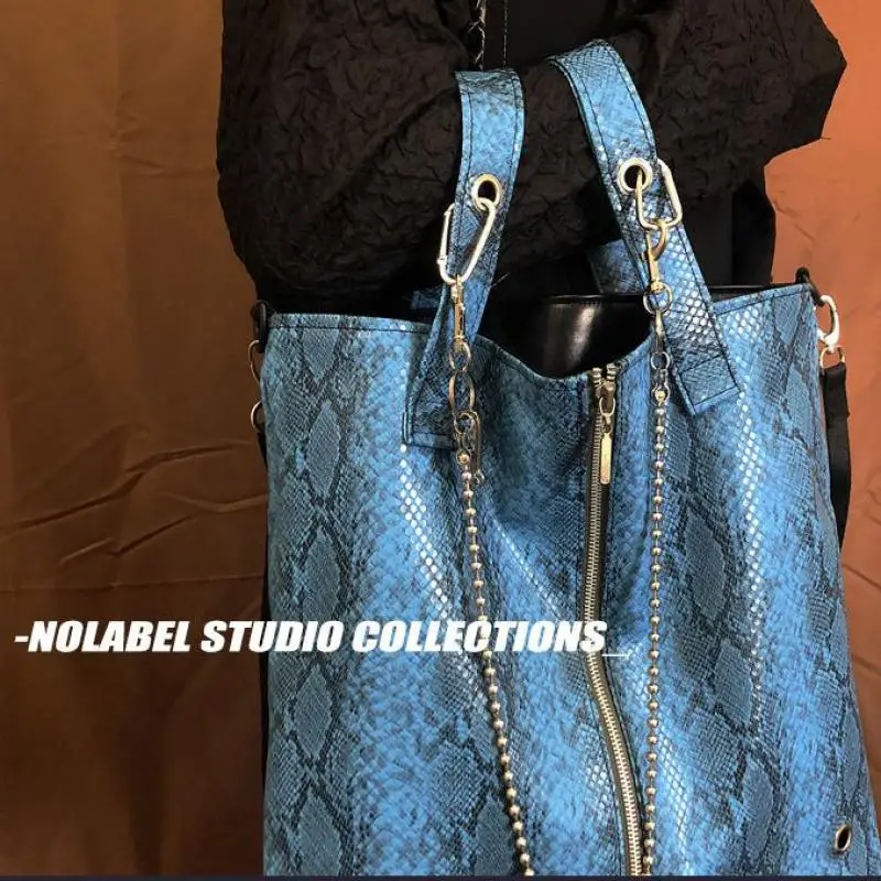 Noble Snake Tote Bag Metal Chain Bag Large Capacity Handbag European And American Fashion Luxury Brand Women Bag Original Design
Noble Snake Tote Bag Metal Chain Bag Large Capacity Handbag European And American Fashion Luxury Brand Women Bag Original Design