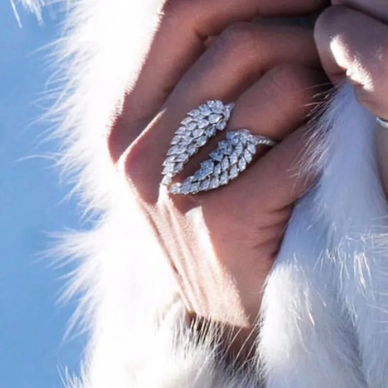 VAGZEB Bling Bling Wing Feather Rings Women Novel Design Romantic Accessories for Party Adjustable Opening Ring Fashion Jewelry
VAGZEB Bling Bling Wing Feather Rings Women Novel Design Romantic Accessories for Party Adjustable Opening Ring Fashion Jewelry