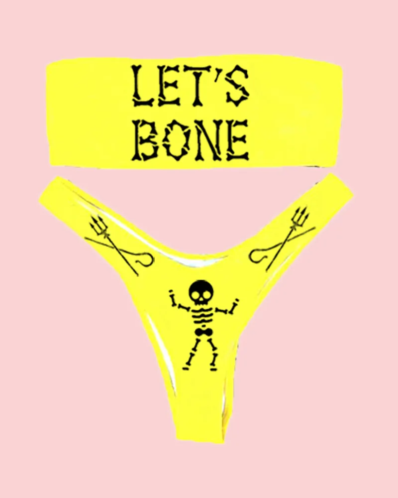 Женский костюм бикини в готическом стиле с надписью желтого цвета
Женский костюм бикини в готическом стиле с надписью желтого цвета