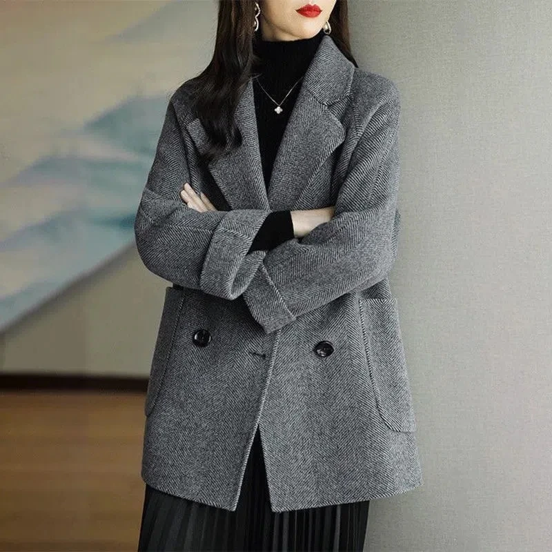 Double-breasted Women's Woolen Jacket Autumn Winter New Fashion Korean Loose Wool Coat Classic All-match Casual Female Overcoat
Double-breasted Women's Woolen Jacket Autumn Winter New Fashion Korean Loose Wool Coat Classic All-match Casual Female Overcoat