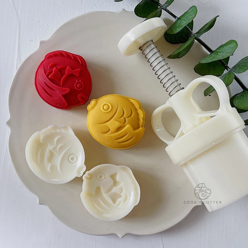 1Pc 50g Mid-Autumn Festival Koi Mooncake Mould Small Fish Kiss Fish Mung Bean Cake Fondant Decoration Tools Pastry Baking Mold
1Pc 50g Mid-Autumn Festival Koi Mooncake Mould Small Fish Kiss Fish Mung Bean Cake Fondant Decoration Tools Pastry Baking Mold