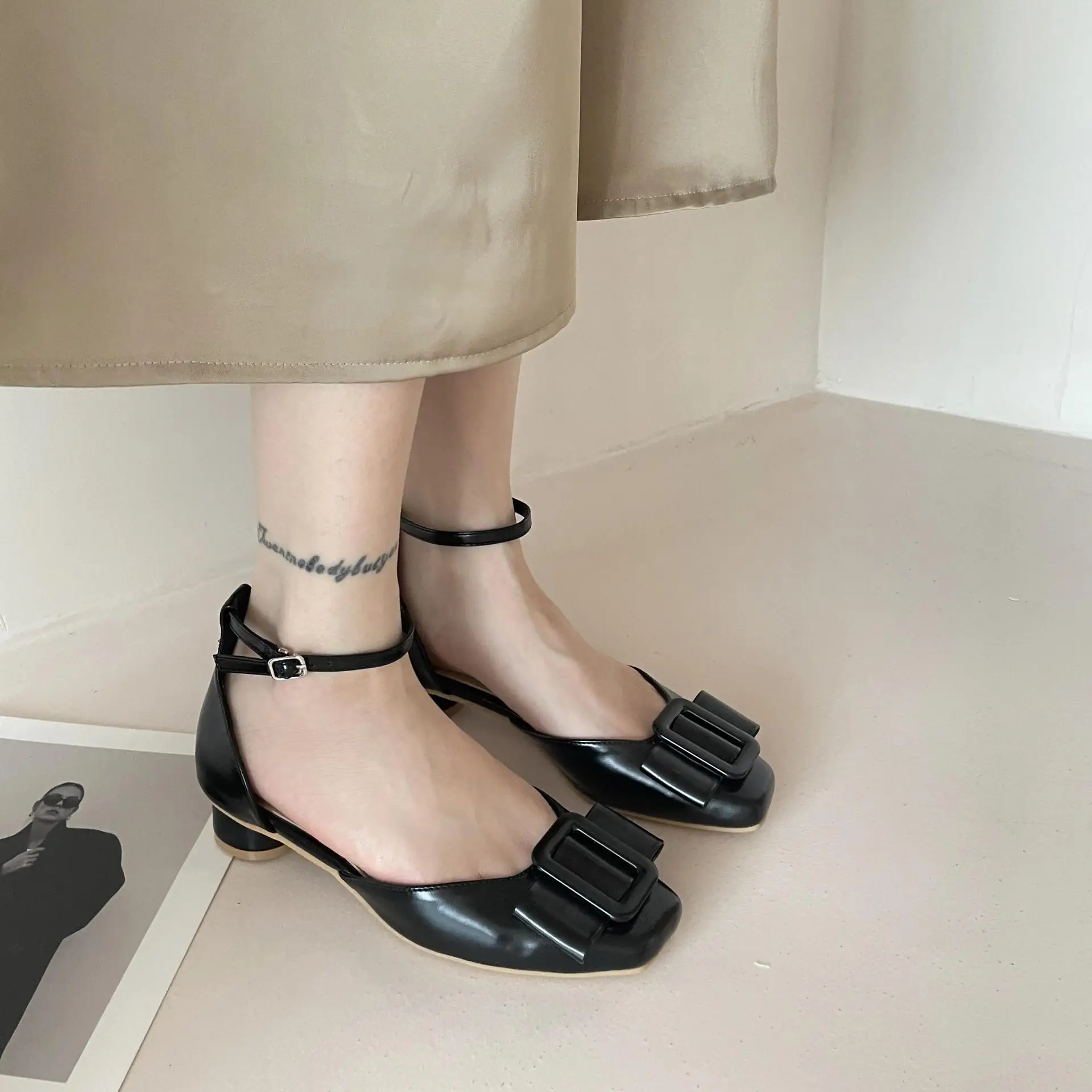 

Сандалии женские с открытым носком, прозрачные туфли на каблуке, удобные низкие, с бантом, с ремешком и пряжкой, бежевые, лето 2023