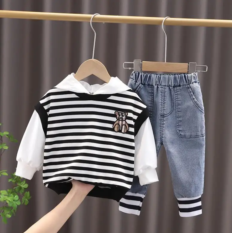 Дизайнерская одежда для маленьких мальчиков, весенне-осенняя одежда для малышей, детские костюмы с мультяшными полосками, толстовки и брюк...
Дизайнерская одежда для маленьких мальчиков, весенне-осенняя одежда для малышей, детские костюмы с мультяшными полосками, толстовки и брюк...