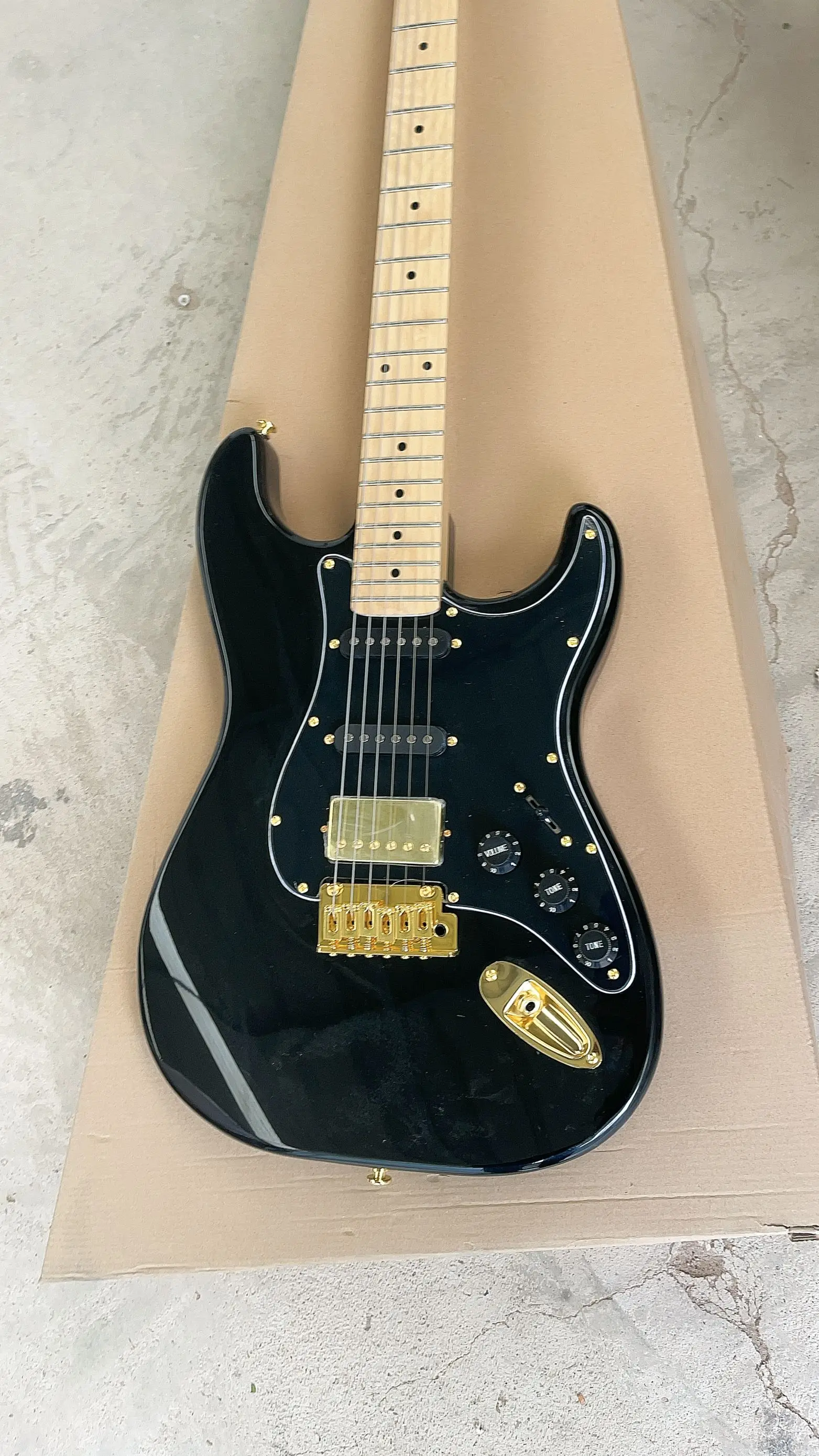 China guitar factory custom new Classic Antique black guitar Mateus Signature Series Maple neck Gold hardware
China guitar factory custom new Classic Antique black guitar Mateus Signature Series Maple neck Gold hardware