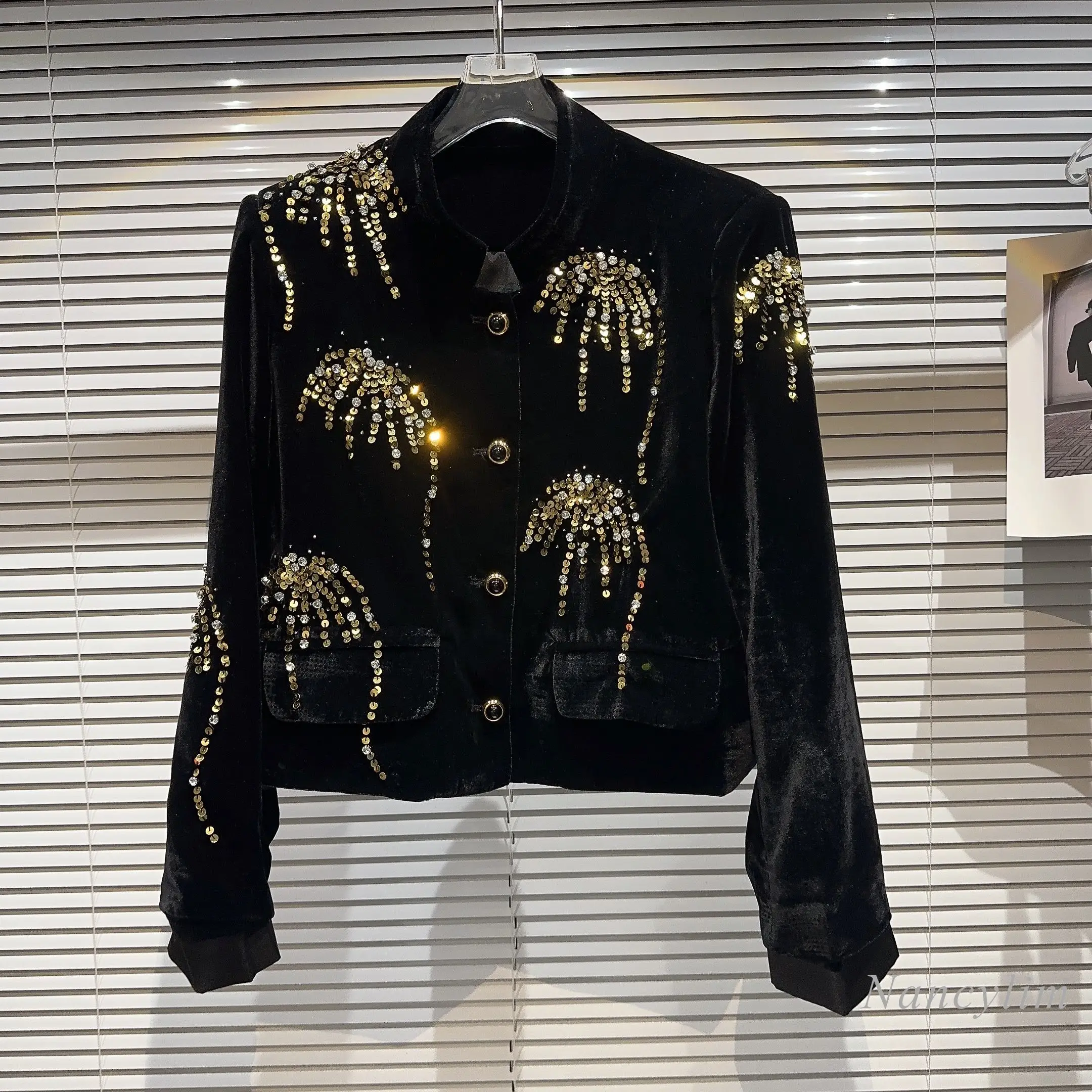 2023 Autumn New Sequined Fireworks Pattern Velvet Coat for Women Elegant Stand Collar Short Black Coat Lady High Waist Top
2023 Autumn New Sequined Fireworks Pattern Velvet Coat for Women Elegant Stand Collar Short Black Coat Lady High Waist Top