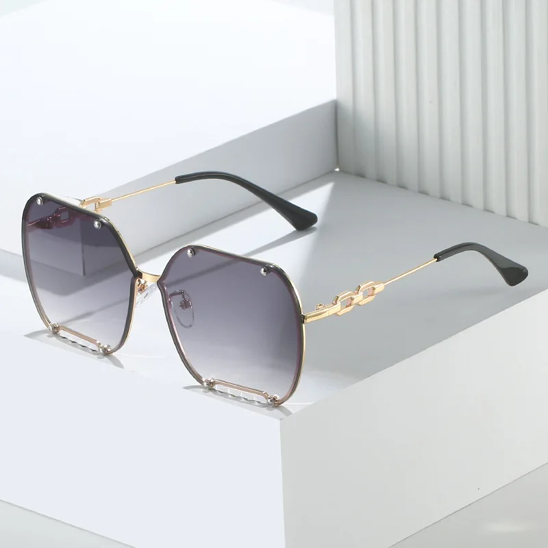 Rivet Rimless Gradient Sunglasses For Women Men Fashion Trend Summer Driving Sun Glasses Classic Vintage Male Female Eyewear New
Rivet Rimless Gradient Sunglasses For Women Men Fashion Trend Summer Driving Sun Glasses Classic Vintage Male Female Eyewear New