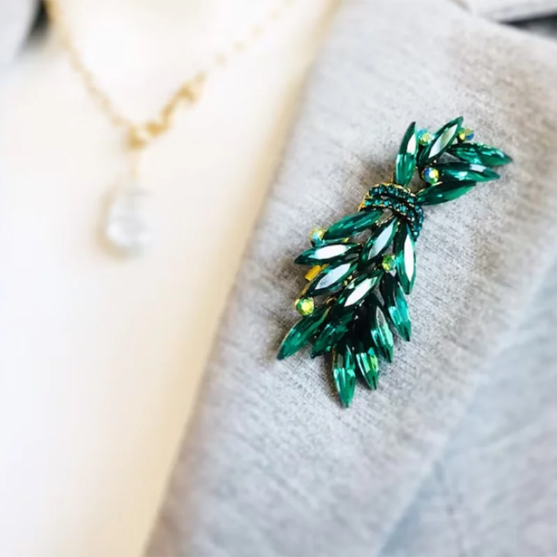 62*28mm EMERALD GREEN BOUQUET BROOCH Rhinestone Gold Metal Royal Broaches Black Red Women Clothes Accessories Dress Wedding Pin
62*28mm EMERALD GREEN BOUQUET BROOCH Rhinestone Gold Metal Royal Broaches Black Red Women Clothes Accessories Dress Wedding Pin