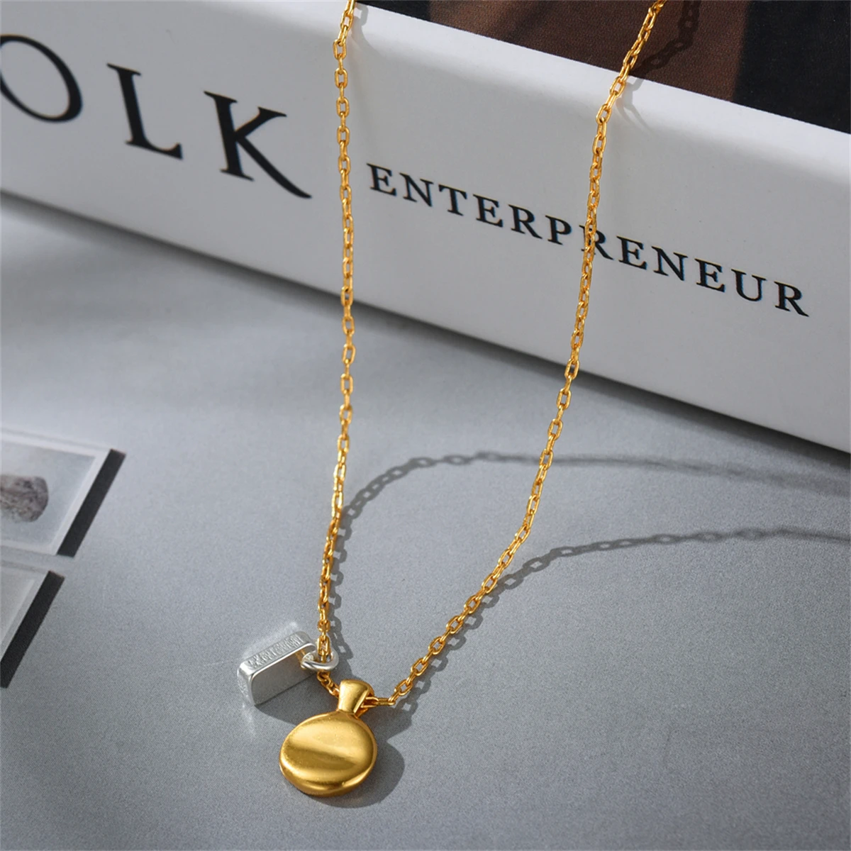 LONDANY necklace Simple gold and silver contrast small round brand necklace female ins niche design fashion clavicle chain
LONDANY necklace Simple gold and silver contrast small round brand necklace female ins niche design fashion clavicle chain