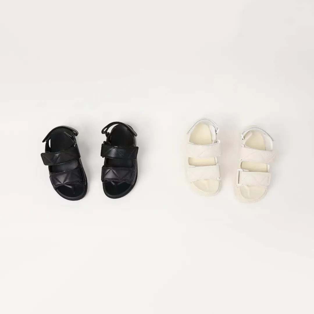 High-end children's shoes boys and girls sandals 2022 summer new European and American soft-soled children's plaid sandals
High-end children's shoes boys and girls sandals 2022 summer new European and American soft-soled children's plaid sandals