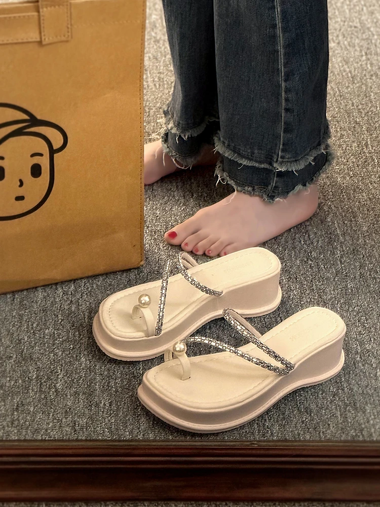 House Slippers Platform Shoes Slipers Women On A Wedge Luxury Slides String Bead Lady Med Rubber Flip Flops 2023 Designer Summer
House Slippers Platform Shoes Slipers Women On A Wedge Luxury Slides String Bead Lady Med Rubber Flip Flops 2023 Designer Summer