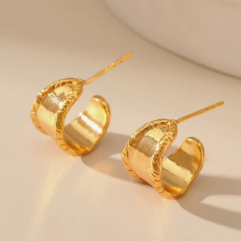 18k Gold Plated CC Shaped Earrings Anti Allergy Irregular Widening Heavy Metal Ear Studs for Women Fashion Earring Jewelry
18k Gold Plated CC Shaped Earrings Anti Allergy Irregular Widening Heavy Metal Ear Studs for Women Fashion Earring Jewelry