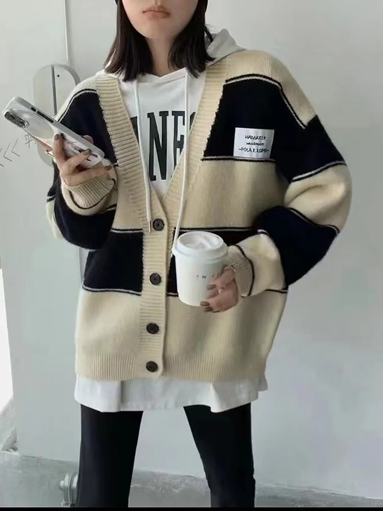 BETHQUENOY Sweaters For Women 2022 Fashion Color Block Knitted Cardigans Woman V Neck Loose Sweater Cardigan Casacos Femininos 
BETHQUENOY Sweaters For Women 2022 Fashion Color Block Knitted Cardigans Woman V Neck Loose Sweater Cardigan Casacos Femininos