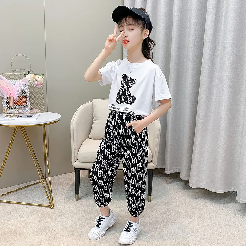 Boutique 2022 Summer Fashion Net Red Children's Clothing Bear Letter Sweater + Printed Pants Set Cotton Girls Suit
Boutique 2022 Summer Fashion Net Red Children's Clothing Bear Letter Sweater + Printed Pants Set Cotton Girls Suit