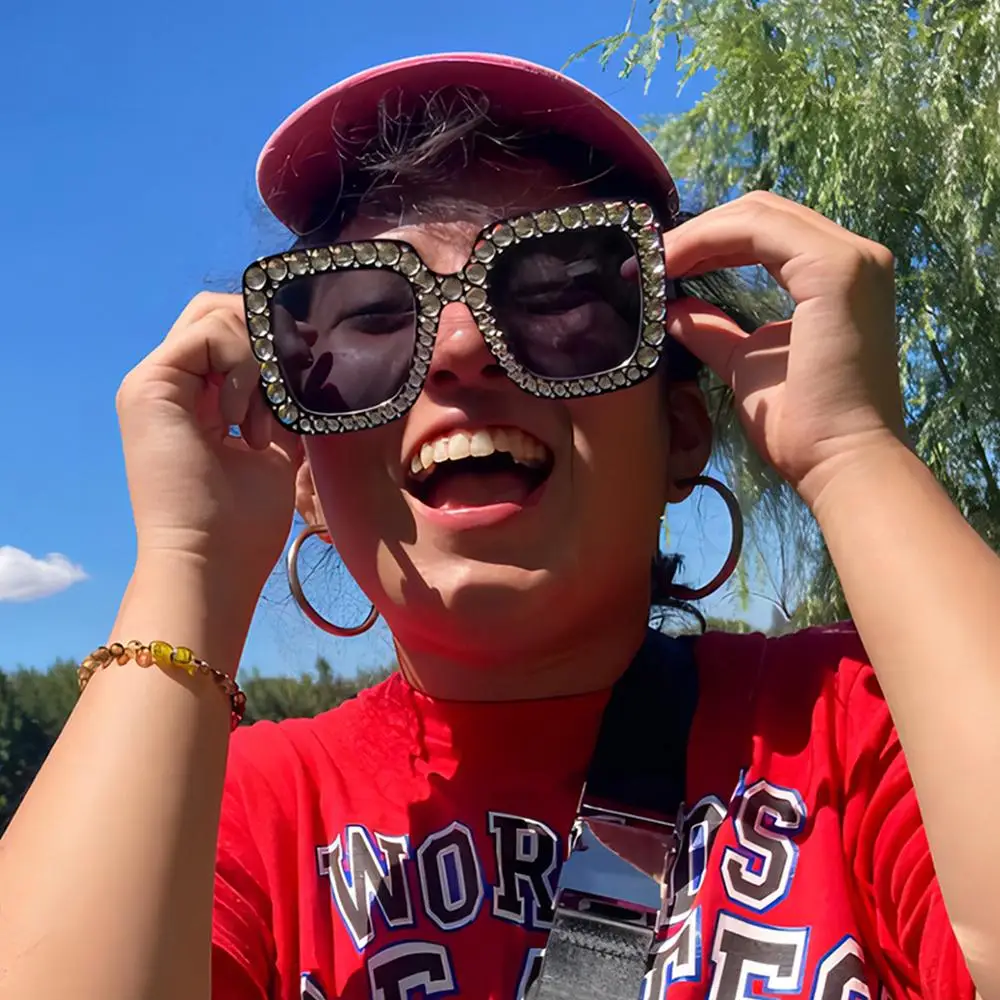 Очки солнцезащитные женские квадратные большие с кристаллами и защитой UV400 
Очки солнцезащитные женские квадратные большие с кристаллами и защитой UV400