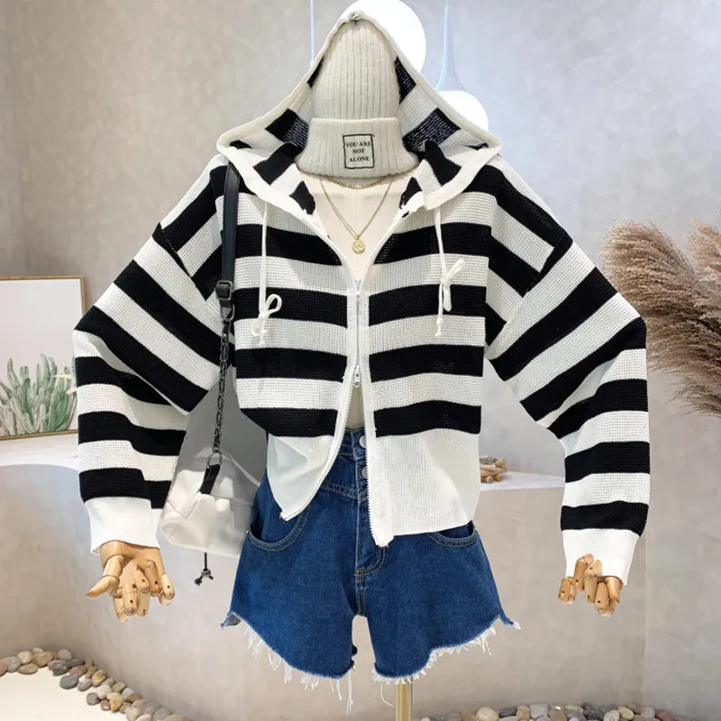 Новинка Женская одежда Весна 2022 полосатая трикотажная рубашка с капюшоном свитер Кардиган с длинным рукавом Свободные женские топы 
Новинка Женская одежда Весна 2022 полосатая трикотажная рубашка с капюшоном свитер Кардиган с длинным рукавом Свободные женские топы