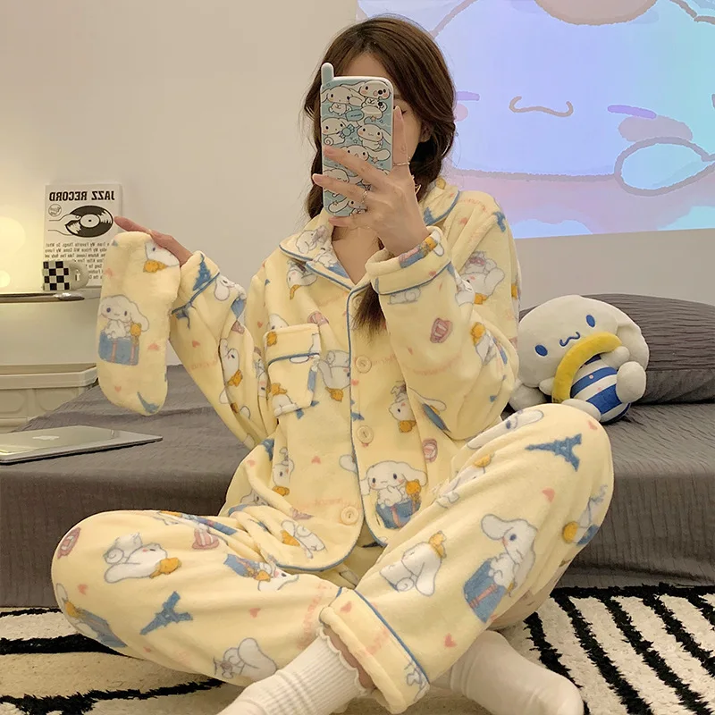 Kawaii Sanrios пижамные комплекты аниме Cinnamoroll Kuromi милый мультяшный толстый зимний теплый фланелевый женский домашний пижамный комплект подарок
Kawaii Sanrios пижамные комплекты аниме Cinnamoroll Kuromi милый мультяшный толстый зимний теплый фланелевый женский домашний пижамный комплект подарок