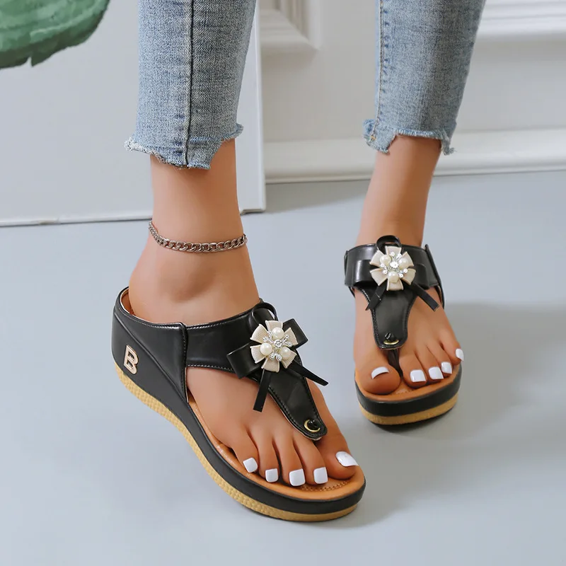 2023 Ladies Retro Slippers Summer New Beaded Pearl Buckle Flowers Decorative Fashion Women's Shoes Women's Wedge Beach Shoes
2023 Ladies Retro Slippers Summer New Beaded Pearl Buckle Flowers Decorative Fashion Women's Shoes Women's Wedge Beach Shoes