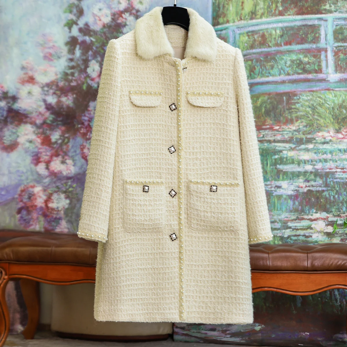 Light luxury noble mink fur collar wool celebrity small fragrant wind coat female 2023 fall and winter new section long coat
Light luxury noble mink fur collar wool celebrity small fragrant wind coat female 2023 fall and winter new section long coat