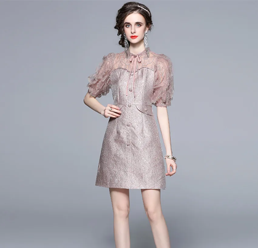 2022 French Vintagg Pink Summer Dress Designer Fashion Women Mesh Embroidery Ruffles Patchwork Jacquard Diamonds Button Vestidos
2022 French Vintagg Pink Summer Dress Designer Fashion Women Mesh Embroidery Ruffles Patchwork Jacquard Diamonds Button Vestidos