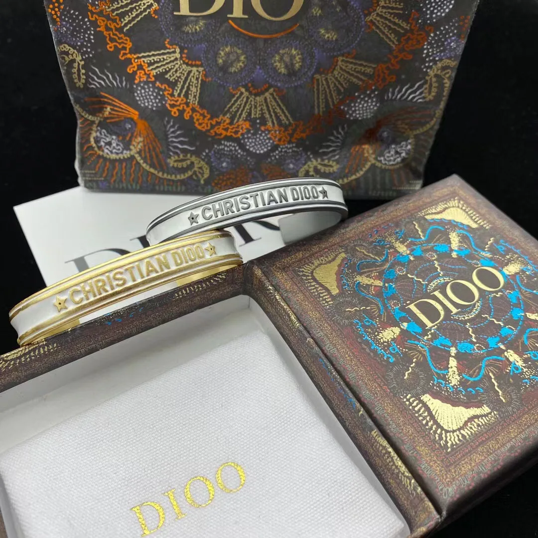 Luxury brand designer enamel dripping oil Design letter D home non-fading bracelet jewelry
Luxury brand designer enamel dripping oil Design letter D home non-fading bracelet jewelry