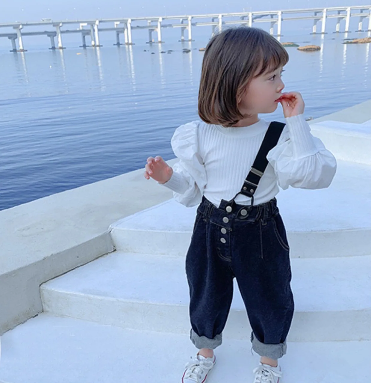 RiniKinda Spring Autumn 2022 Children's Set Girls Fashion Denim Strap Pants Backing Shirt Two Piece Set Long Sleeve Pullover Top
RiniKinda Spring Autumn 2022 Children's Set Girls Fashion Denim Strap Pants Backing Shirt Two Piece Set Long Sleeve Pullover Top