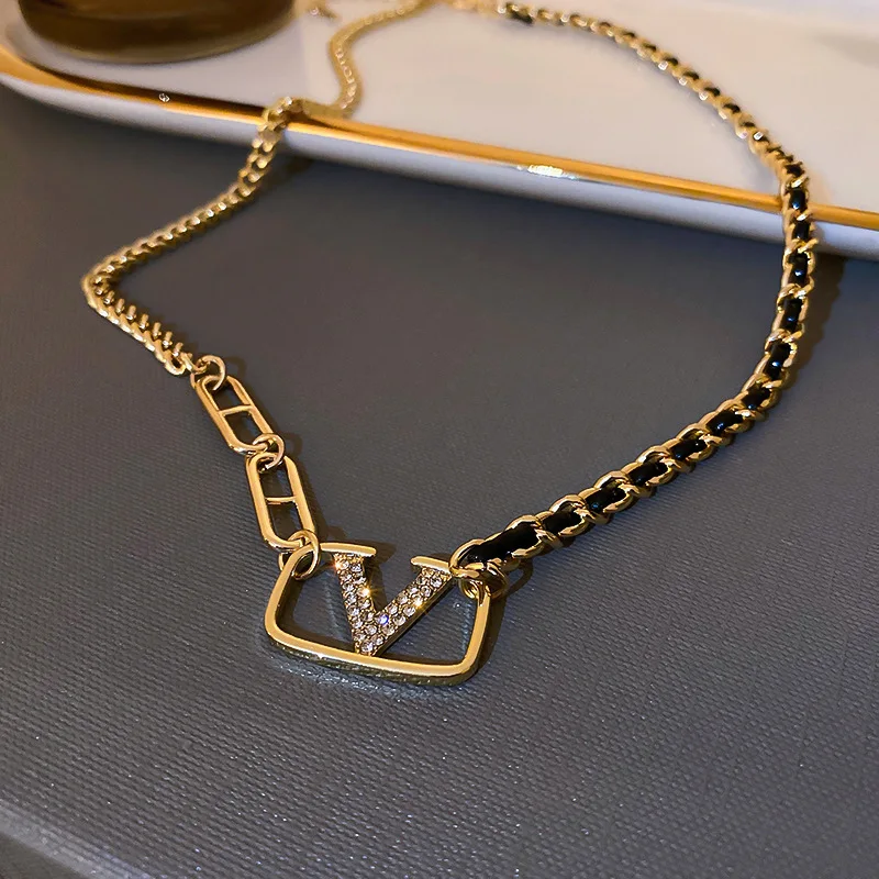 New Leather Winding Diamond Letters V Necklace Female Goth Punk Fashion Necklace Graceful Personality Chain mens hip hop jewelry
New Leather Winding Diamond Letters V Necklace Female Goth Punk Fashion Necklace Graceful Personality Chain mens hip hop jewelry