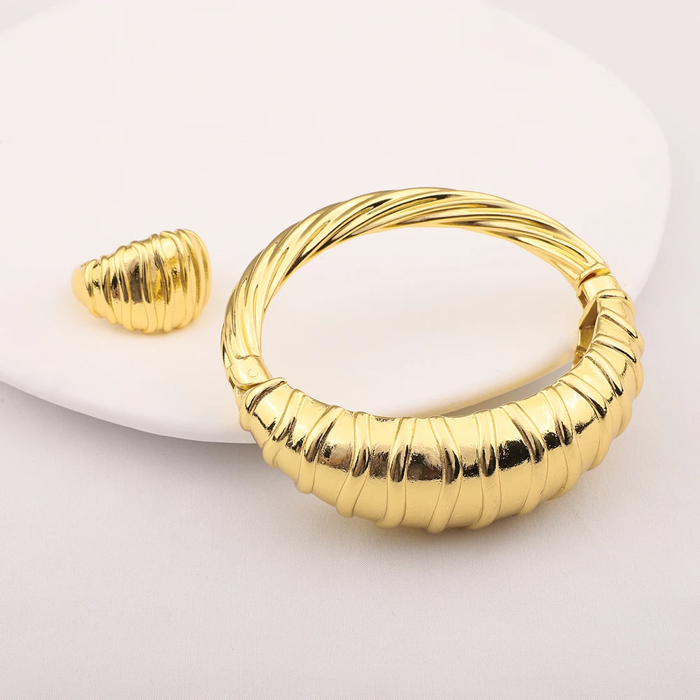 2022 New Gold Color Women's Bracelet Ring Set Jewelry Line Pattern Design Fashion Party Anniversary Christmas Gift
2022 New Gold Color Women's Bracelet Ring Set Jewelry Line Pattern Design Fashion Party Anniversary Christmas Gift